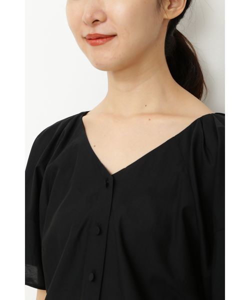 NATURAL BEAUTY BASIC（ナチュラルビューティーベーシック）の「【CanCam 5月号掲載】手洗い可能/キュプラ混フロントボタンブラウス（シャツ/ブラウス・レディース・ブラック/レッド/オフホワイト・SMALL/MEDIUM）」の19枚目の写真