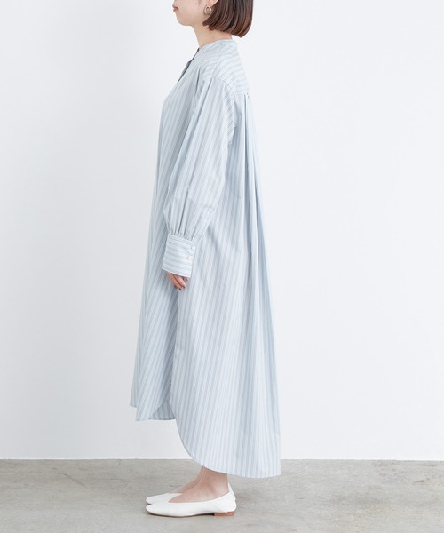 ADAM ET ROPE'（アダムエロペ）の「バックタックバンドカラーワンピース（シャツワンピース・レディース・サックスブルー/ホワイト/ホワイト系その他・FREE）」の9枚目の写真
