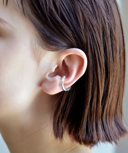 rehacer（レアセル）の「rehacer Rose Ring Ear Cuff Made in Japan / ローズ リング イヤーカフ メイドインジャパン（イヤーカフ）」 WEAR