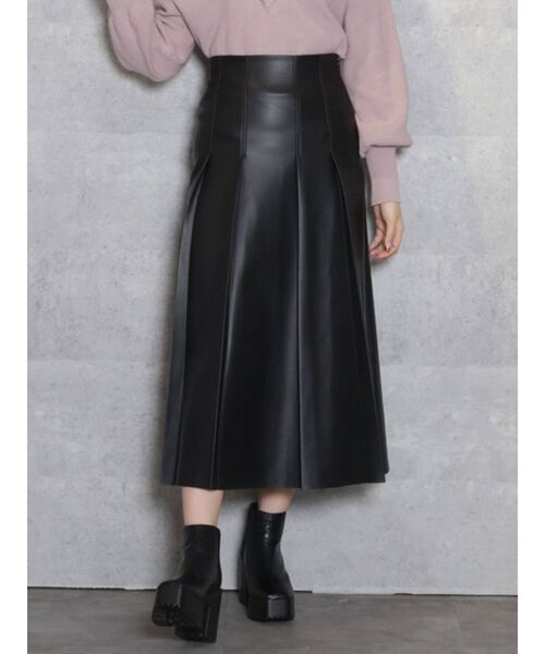 dazzlin(ダズリン)の「レザーライクセミフレアスカート(スカート・レディース・ブラック/ベージュ・SMALL/MEDIUM)」の2枚目の写真
