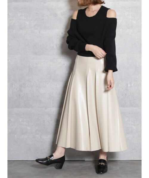 dazzlin(ダズリン)の「レザーライクセミフレアスカート(スカート・レディース・ブラック/ベージュ・SMALL/MEDIUM)」の6枚目の写真