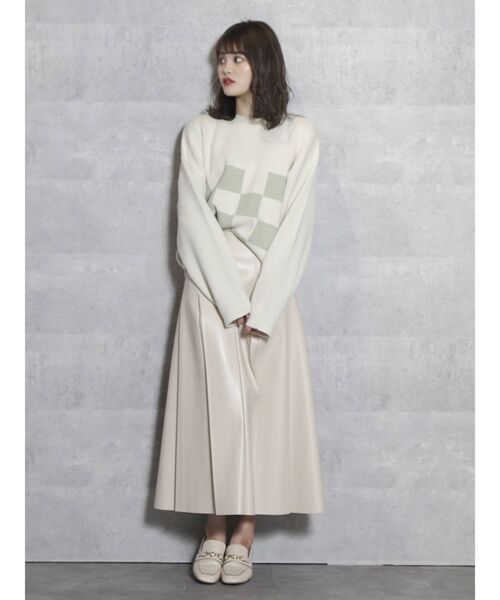 dazzlin(ダズリン)の「レザーライクセミフレアスカート(スカート・レディース・ブラック/ベージュ・SMALL/MEDIUM)」の9枚目の写真