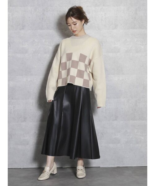 dazzlin(ダズリン)の「レザーライクセミフレアスカート(スカート・レディース・ブラック/ベージュ・SMALL/MEDIUM)」の7枚目の写真