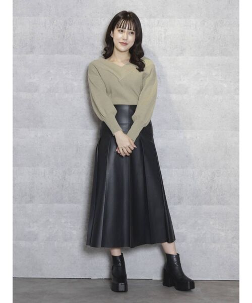 dazzlin(ダズリン)の「レザーライクセミフレアスカート(スカート・レディース・ブラック/ベージュ・SMALL/MEDIUM)」の19枚目の写真