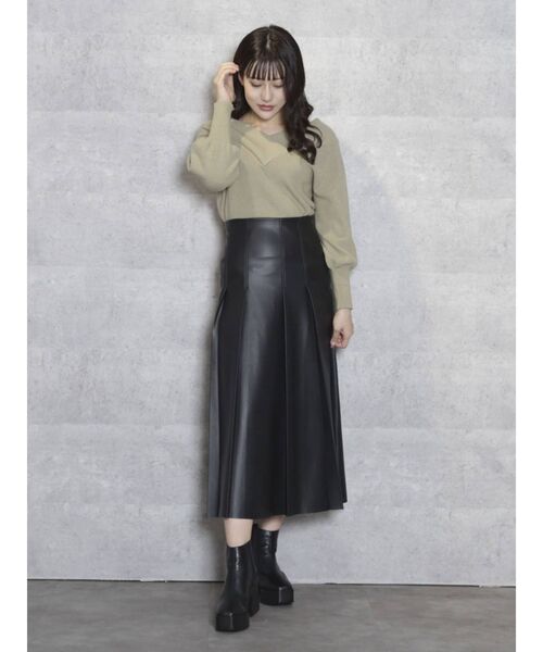dazzlin(ダズリン)の「レザーライクセミフレアスカート(スカート・レディース・ブラック/ベージュ・SMALL/MEDIUM)」の4枚目の写真