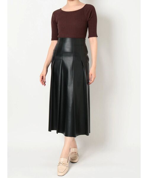 dazzlin(ダズリン)の「レザーライクセミフレアスカート(スカート・レディース・ブラック/ベージュ・SMALL/MEDIUM)」の10枚目の写真