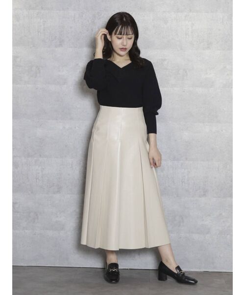 dazzlin(ダズリン)の「レザーライクセミフレアスカート(スカート・レディース・ブラック/ベージュ・SMALL/MEDIUM)」の8枚目の写真