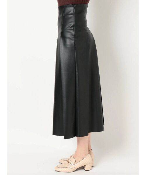 dazzlin(ダズリン)の「レザーライクセミフレアスカート(スカート・レディース・ブラック/ベージュ・SMALL/MEDIUM)」の5枚目の写真