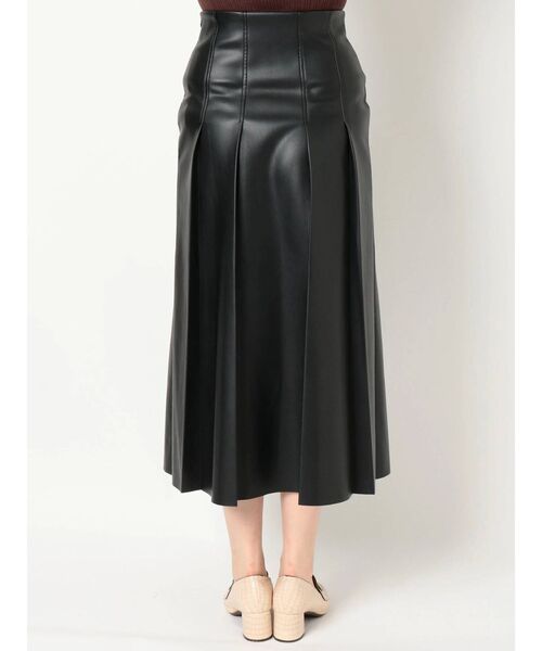 dazzlin(ダズリン)の「レザーライクセミフレアスカート(スカート・レディース・ブラック/ベージュ・SMALL/MEDIUM)」の14枚目の写真