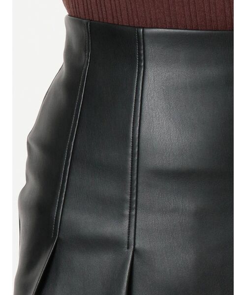 dazzlin(ダズリン)の「レザーライクセミフレアスカート(スカート・レディース・ブラック/ベージュ・SMALL/MEDIUM)」の11枚目の写真