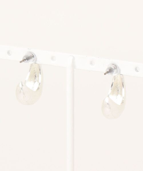 Factor=（ファクターイコール）の「三日月ボリュームメタルピアス（ピアス（両耳用）・レディース・シルバー/ゴールド・FREE）」の3枚目の写真