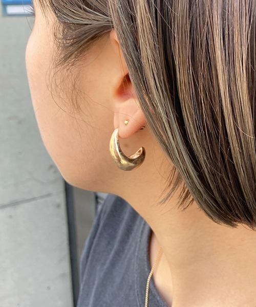 Factor=（ファクターイコール）の「三日月ボリュームメタルピアス（ピアス（両耳用）・レディース・シルバー/ゴールド・FREE）」の2枚目の写真