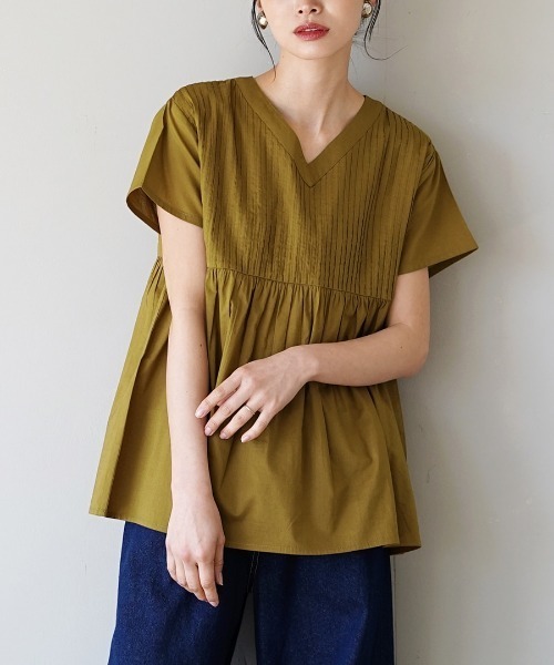 zootie(ズーティー)の「コットンピンタック Vネック フレアブラウス(シャツ/ブラウス・レディース・ブラック/グリーン系その他/レモンイエロー/グレイッシュベージュ/ベージュ/ブラック系その他/ホワイト/黄土色系・フリー)」の4枚目の写真