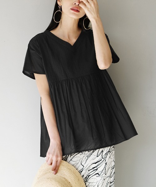 zootie(ズーティー)の「コットンピンタック Vネック フレアブラウス(シャツ/ブラウス・レディース・ブラック/グリーン系その他/レモンイエロー/グレイッシュベージュ/ベージュ/ブラック系その他/ホワイト/黄土色系・フリー)」の3枚目の写真