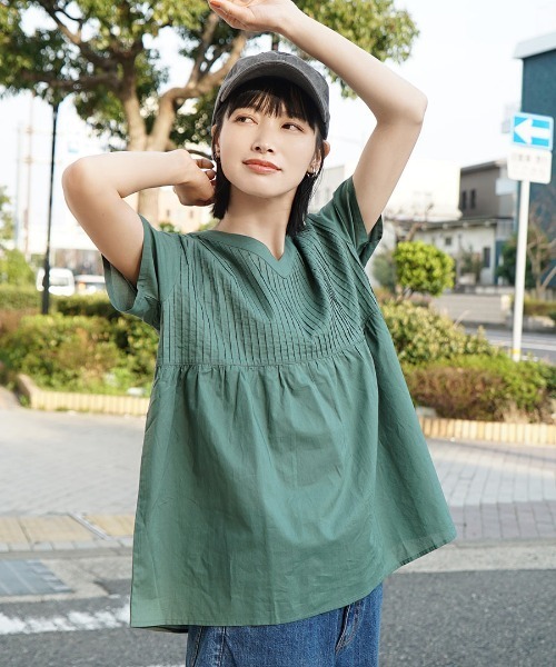 zootie(ズーティー)の「コットンピンタック Vネック フレアブラウス(シャツ/ブラウス・レディース・ブラック/グリーン系その他/レモンイエロー/グレイッシュベージュ/ベージュ/ブラック系その他/ホワイト/黄土色系・フリー)」の7枚目の写真