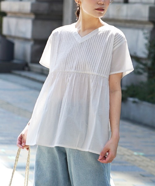 zootie(ズーティー)の「コットンピンタック Vネック フレアブラウス(シャツ/ブラウス・レディース・ブラック/グリーン系その他/レモンイエロー/グレイッシュベージュ/ベージュ/ブラック系その他/ホワイト/黄土色系・フリー)」の1枚目の写真