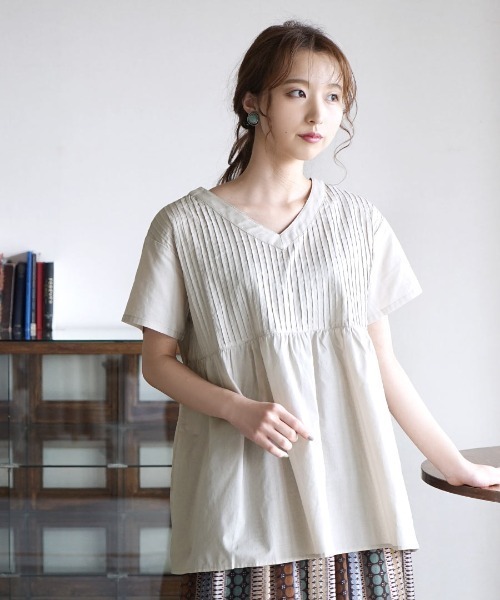 zootie(ズーティー)の「コットンピンタック Vネック フレアブラウス(シャツ/ブラウス・レディース・ブラック/グリーン系その他/レモンイエロー/グレイッシュベージュ/ベージュ/ブラック系その他/ホワイト/黄土色系・フリー)」の6枚目の写真