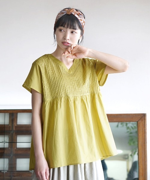 zootie(ズーティー)の「コットンピンタック Vネック フレアブラウス(シャツ/ブラウス・レディース・ブラック/グリーン系その他/レモンイエロー/グレイッシュベージュ/ベージュ/ブラック系その他/ホワイト/黄土色系・フリー)」の8枚目の写真