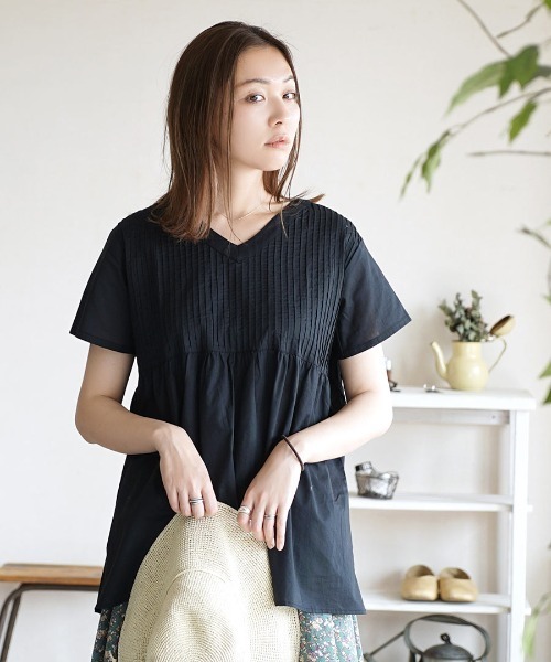 zootie(ズーティー)の「コットンピンタック Vネック フレアブラウス(シャツ/ブラウス・レディース・ブラック/グリーン系その他/レモンイエロー/グレイッシュベージュ/ベージュ/ブラック系その他/ホワイト/黄土色系・フリー)」の2枚目の写真