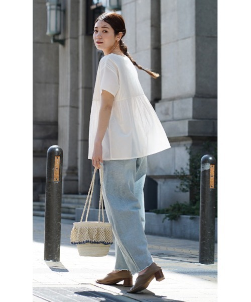 zootie(ズーティー)の「コットンピンタック Vネック フレアブラウス(シャツ/ブラウス・レディース・ブラック/グリーン系その他/レモンイエロー/グレイッシュベージュ/ベージュ/ブラック系その他/ホワイト/黄土色系・フリー)」の9枚目の写真