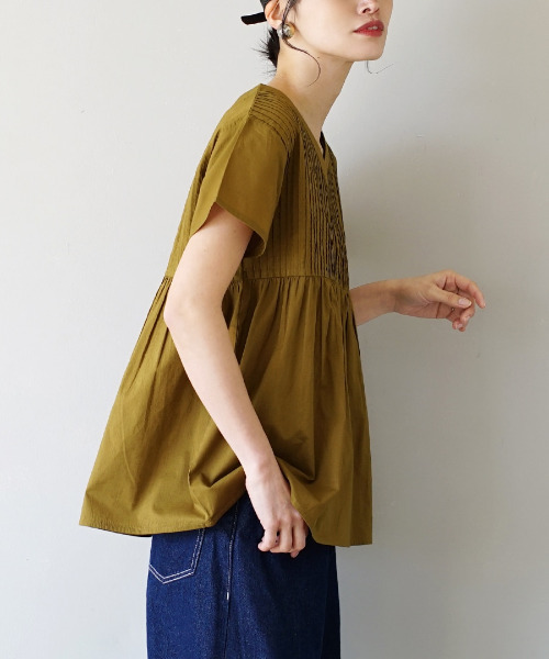 zootie(ズーティー)の「コットンピンタック Vネック フレアブラウス(シャツ/ブラウス・レディース・ブラック/グリーン系その他/レモンイエロー/グレイッシュベージュ/ベージュ/ブラック系その他/ホワイト/黄土色系・フリー)」の15枚目の写真