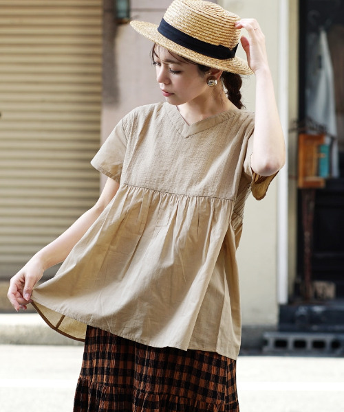 zootie(ズーティー)の「コットンピンタック Vネック フレアブラウス(シャツ/ブラウス・レディース・ブラック/グリーン系その他/レモンイエロー/グレイッシュベージュ/ベージュ/ブラック系その他/ホワイト/黄土色系・フリー)」の17枚目の写真