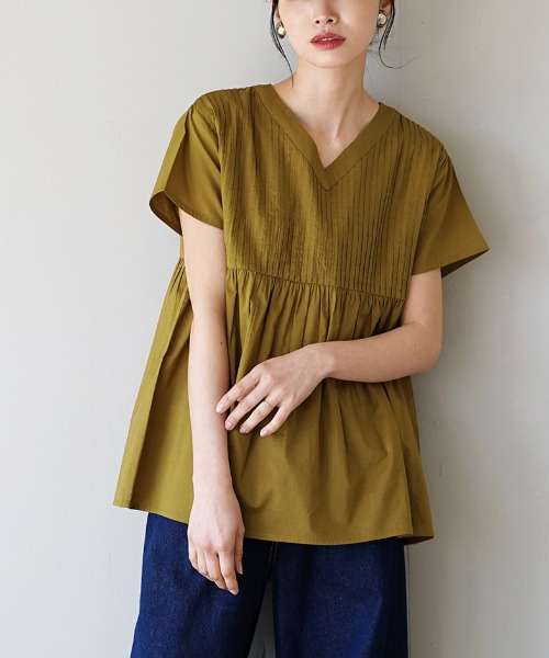 zootie(ズーティー)の「コットンピンタック Vネック フレアブラウス(シャツ/ブラウス・レディース・ブラック/グリーン系その他/レモンイエロー/グレイッシュベージュ/ベージュ/ブラック系その他/ホワイト/黄土色系・フリー)」の13枚目の写真