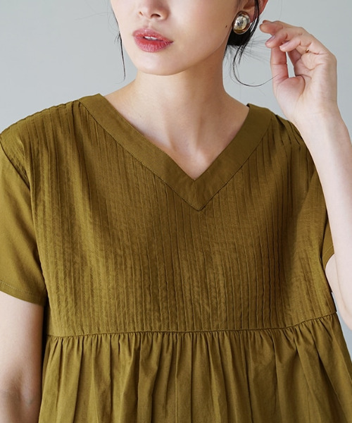 zootie(ズーティー)の「コットンピンタック Vネック フレアブラウス(シャツ/ブラウス・レディース・ブラック/グリーン系その他/レモンイエロー/グレイッシュベージュ/ベージュ/ブラック系その他/ホワイト/黄土色系・フリー)」の14枚目の写真