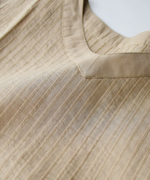 zootie(ズーティー)の「コットンピンタック Vネック フレアブラウス(シャツ/ブラウス・レディース・ブラック/グリーン系その他/レモンイエロー/グレイッシュベージュ/ベージュ/ブラック系その他/ホワイト/黄土色系・フリー)」の22枚目の写真