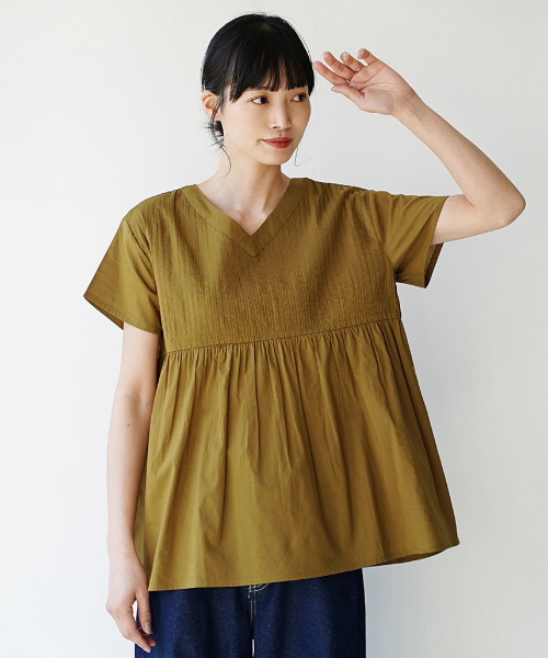 zootie(ズーティー)の「コットンピンタック Vネック フレアブラウス(シャツ/ブラウス・レディース・ブラック/グリーン系その他/レモンイエロー/グレイッシュベージュ/ベージュ/ブラック系その他/ホワイト/黄土色系・フリー)」の19枚目の写真