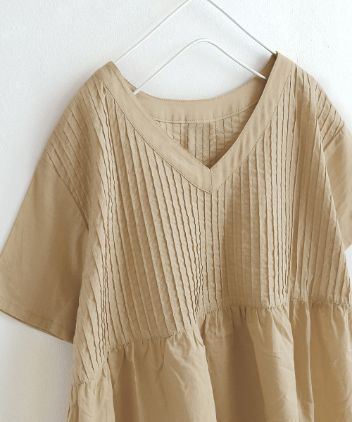 zootie(ズーティー)の「コットンピンタック Vネック フレアブラウス(シャツ/ブラウス・レディース・ブラック/グリーン系その他/レモンイエロー/グレイッシュベージュ/ベージュ/ブラック系その他/ホワイト/黄土色系・フリー)」の20枚目の写真