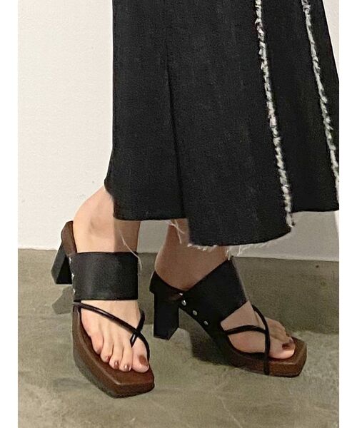 EMODA（エモダ）の「クロススクエアサンダル（サンダル・レディース・アイボリー/ブラック・SMALL/MEDIUM/LARGE）」の4枚目の写真