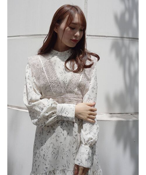 MERCURYDUO（マーキュリーデュオ）の「レースビスチェ付フラワーティアードワンピース（ワンピース・レディース・ブラック/アイボリー・FREE）」の4枚目の写真