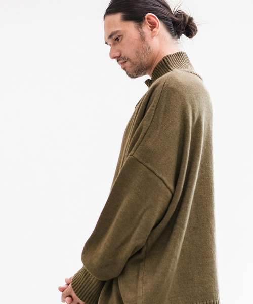 CAMBIO(カンビオ)の「mn2398-Gimmick Loose Turtle Neck Knit Pullover プルオーバー(ニット/セーター・メンズ・ブラック/オリーブ/グレイッシュベージュ/キナリ・S/M/L)」の16枚目の写真