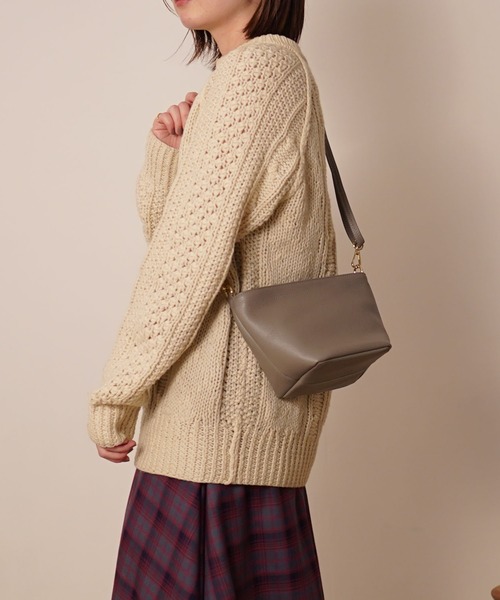 COOCO（クーコ）の「【牛革】シュリンクレザーミニショルダーバッグ（ショルダーバッグ・レディース・オフホワイト/ブラック/レッド/ライトピンク/ブラウン/イエロー/グリーン/ブルー/パープル/グレー・9）」の4枚目の写真