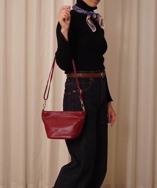 COOCO（クーコ）の「【牛革】シュリンクレザーミニショルダーバッグ（ショルダーバッグ・レディース・オフホワイト/ブラック/レッド/ライトピンク/ブラウン/イエロー/グリーン/ブルー/パープル/グレー・9）」の10枚目の写真