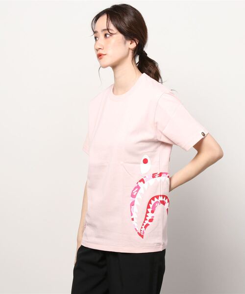 A BATHING APE（アベイシングエイプ）の「ABC CAMO SIDE SHARK TEE L（Tシャツ/カットソー・レディース・サックスブルー/ピンク/パープル・SMALL/MEDIUM/X-SMALL）」の8枚目の写真