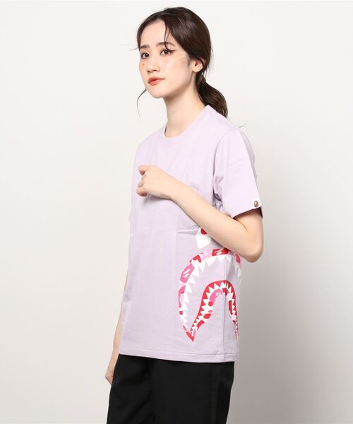 A BATHING APE（アベイシングエイプ）の「ABC CAMO SIDE SHARK TEE L（Tシャツ/カットソー・レディース・サックスブルー/ピンク/パープル・SMALL/MEDIUM/X-SMALL）」の5枚目の写真