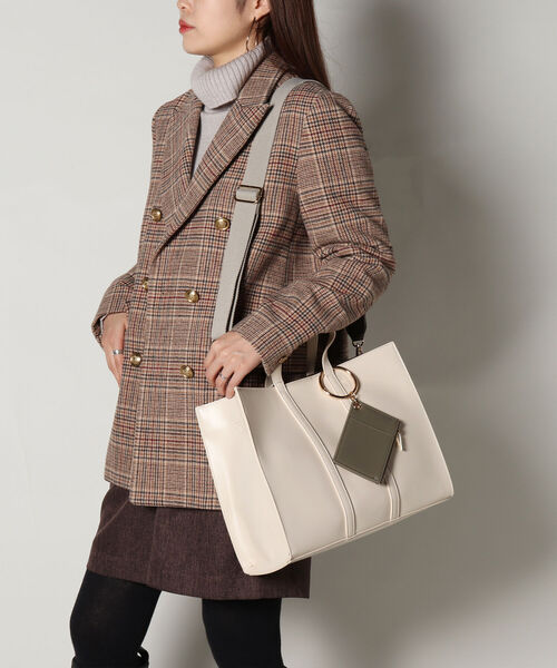 fredy emue（フレディエミュ）の「テープハンドル配色スムーストートバッグ（トートバッグ・レディース・アイボリー/ブラック/ボルドー・FREE）」の4枚目の写真