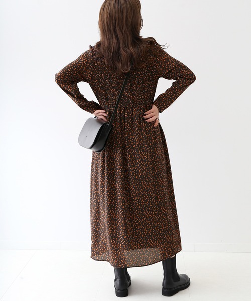 SLOBE IENA（スローブイエナ）の「シャーリングクルーネックワンピース【ウエストゴム/手洗い可能】◆（ワンピース・レディース・ブラック/ブラック系その他・FREE）」の17枚目の写真