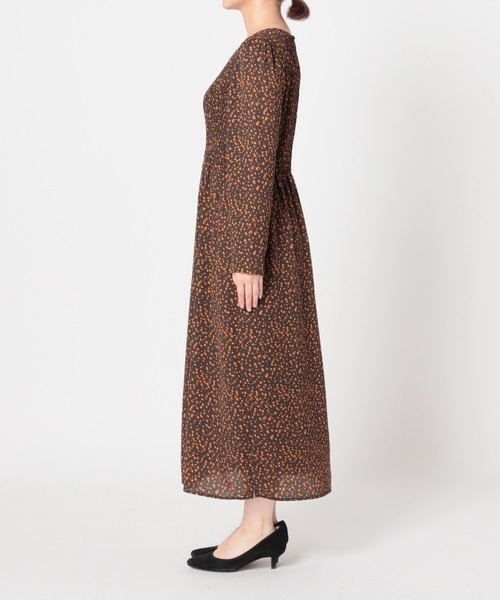 SLOBE IENA（スローブイエナ）の「シャーリングクルーネックワンピース【ウエストゴム/手洗い可能】◆（ワンピース・レディース・ブラック/ブラック系その他・FREE）」の21枚目の写真