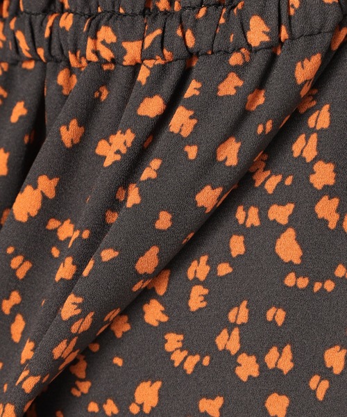 SLOBE IENA（スローブイエナ）の「シャーリングクルーネックワンピース【ウエストゴム/手洗い可能】◆（ワンピース・レディース・ブラック/ブラック系その他・FREE）」の4枚目の写真