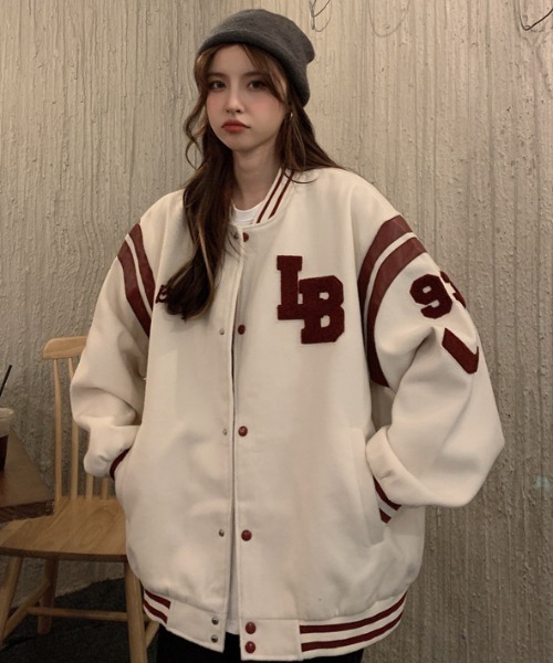 .KOM(ドットコム)の「A'GEM/9 × .kom『.kom/ドットケーオーエム』Lettered Stadium JUMPER レタードスタジャン 長袖 ブルゾン(スタジャン・レディース・ブラック/アイボリー・L)」の2枚目の写真