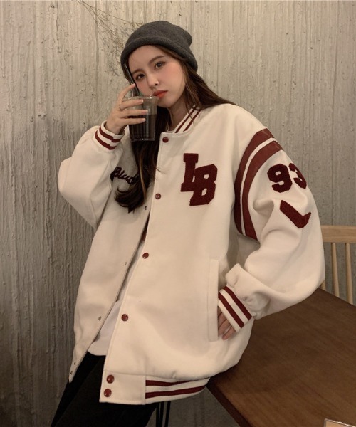 .KOM(ドットコム)の「A'GEM/9 × .kom『.kom/ドットケーオーエム』Lettered Stadium JUMPER レタードスタジャン 長袖 ブルゾン(スタジャン・レディース・ブラック/アイボリー・L)」の4枚目の写真