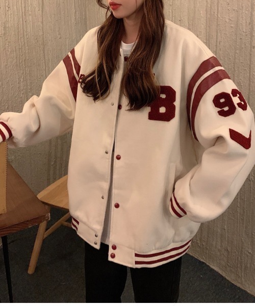 .KOM(ドットコム)の「A'GEM/9 × .kom『.kom/ドットケーオーエム』Lettered Stadium JUMPER レタードスタジャン 長袖 ブルゾン(スタジャン・レディース・ブラック/アイボリー・L)」の6枚目の写真