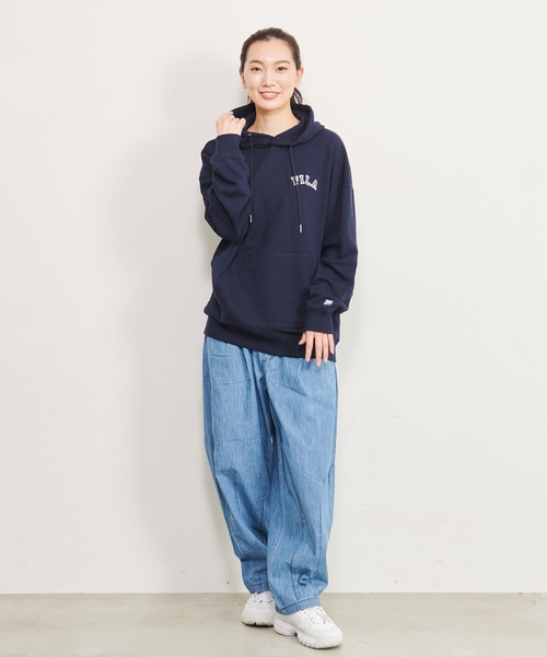FILA(フィラ)の「【FILA/フィラ】WEB限定 別注 ワンポイント カレッジロゴ ビックシルエット ドロップショルダー パーカー フ―ディー 裏毛(パーカー・メンズ・ホワイト/ブラック/ネイビー/ピンク系その他・LL/M/L)」の16枚目の写真