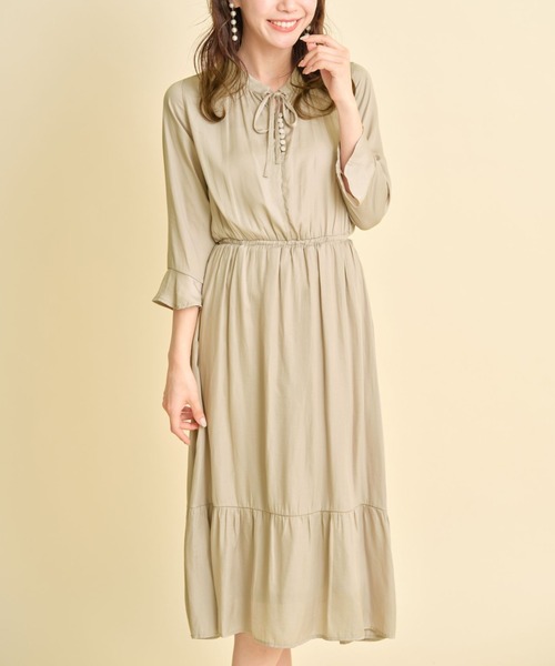 tocco closet（トッコ　クローゼット）の「りぼん＆くるみ釦付き袖口フレアティアードサテンワンピース（ワンピース・レディース・ミント/グレイッシュベージュ・M）」の2枚目の写真