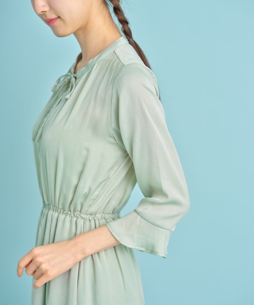 tocco closet（トッコ　クローゼット）の「りぼん＆くるみ釦付き袖口フレアティアードサテンワンピース（ワンピース・レディース・ミント/グレイッシュベージュ・M）」の8枚目の写真