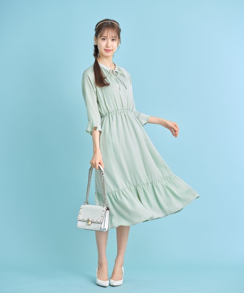 tocco closet（トッコ　クローゼット）の「りぼん＆くるみ釦付き袖口フレアティアードサテンワンピース（ワンピース・レディース・ミント/グレイッシュベージュ・M）」の3枚目の写真
