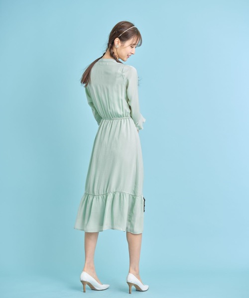 tocco closet（トッコ　クローゼット）の「りぼん＆くるみ釦付き袖口フレアティアードサテンワンピース（ワンピース・レディース・ミント/グレイッシュベージュ・M）」の10枚目の写真